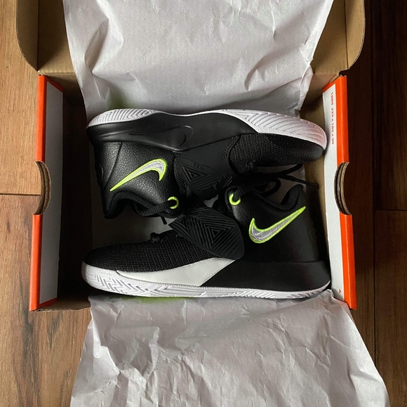 ⚡💚NWT Nike Kyrie Flytrap III (PS) Volt💚⚡ - Picture 2 of 12